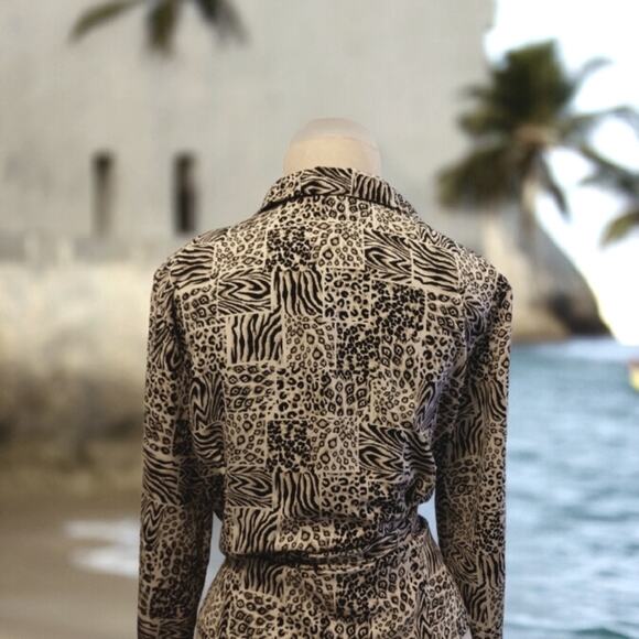 Silky Blouse Sz M Abstract Leopard Animal Print Button up Office Career Arts Y2K - Picture 4 of 9